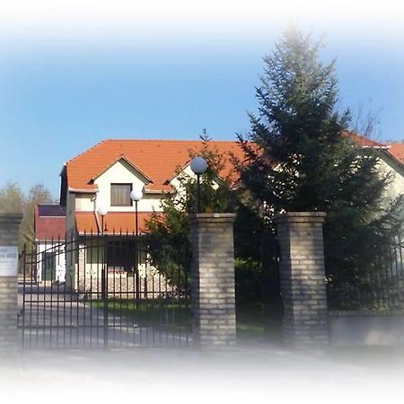 Kiraly Lovastanya Panzio Bed and Breakfast Janoshalma Eksteriør billede