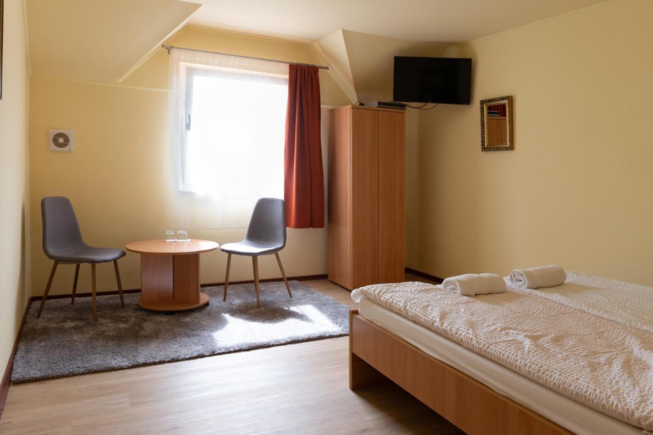 Kiraly Lovastanya Panzio Bed and Breakfast Janoshalma Eksteriør billede